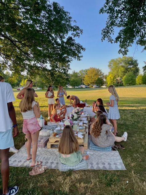 Group Picnic, School Memories Scrapbook, Large Picnic, Seventeenth Birthday, Picnic Dinner, Picnic Birthday Party, Birthday Picnic, Picnic Inspiration, Cute Birthday Ideas