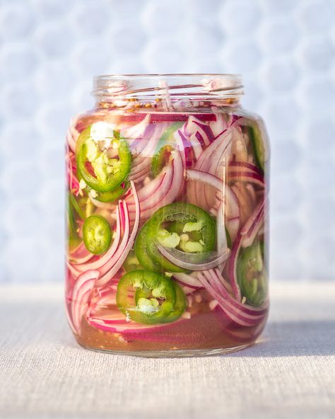 Pickled Jalapenos And Carrots, Carrots Pickled, Quick Pickled Vegetables, Pickled Vegetables Recipe, Pickled Jalapenos, Mexican Meals, Fermentation Recipes, Pickling Jalapenos, Pickled Veggies