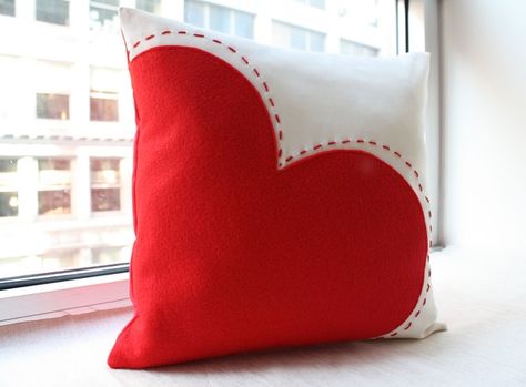 Valentine's Home Decoration, Bantal Sofa, Heart Pillow, Sewing Pillows, Cute Pillows, Elegant Interiors, Diy Pillows, Valentine Day Crafts, Valentine Crafts