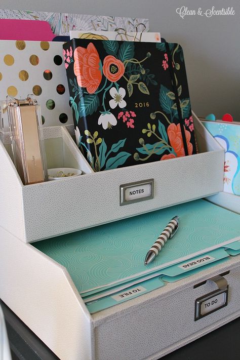 I love these simple organization ideas to keep your desk neat and organized! Small Desk Organization Ideas, Kitchen Desk Organization, Small Desk Organization, Desk Organization Tips, Desk Organization Ideas, Organized Desk, Desk Organisation, Kitchen Desks, Desk Inspiration