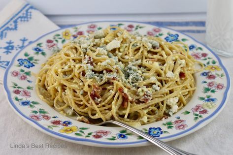 Blue Cheese Carbonara Carbonara Recipe Authentic, Spaghetti Sides Dishes, Carbonara Recipe Creamy, Ham Dishes, Best Macaroni And Cheese, Cheese Spaghetti, Carbonara Recipe, Italian Recipes Easy, Bacon Pasta