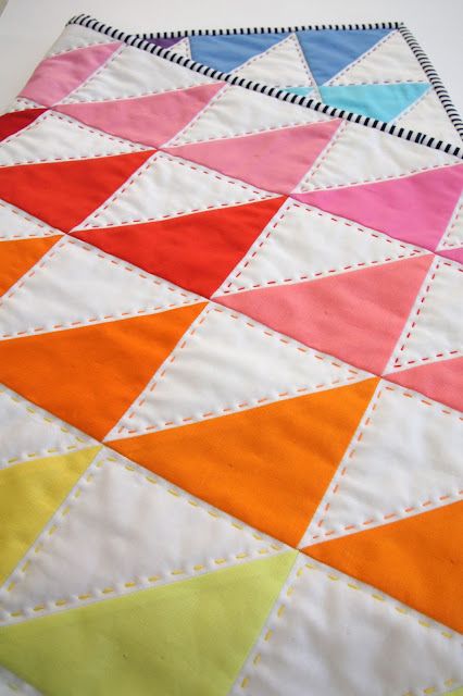 Hand Quilting Designs, Half Square Triangle Quilts Pattern, Hand Quilting Patterns, Triangle Quilt Pattern, Coin Purse Tutorial, Quilt Modernen, Half Square Triangle Quilts, Rainbow Quilt, Half Square Triangle