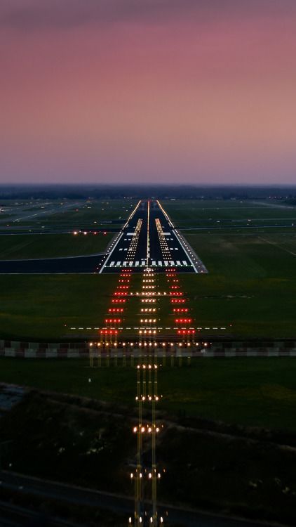 Plane Wallpaper, Photo Avion, Plane Photography, Airport Runway, Aviation Training, Airplane Wallpaper, Pilots Aviation, Airplane Photography, Graphisches Design