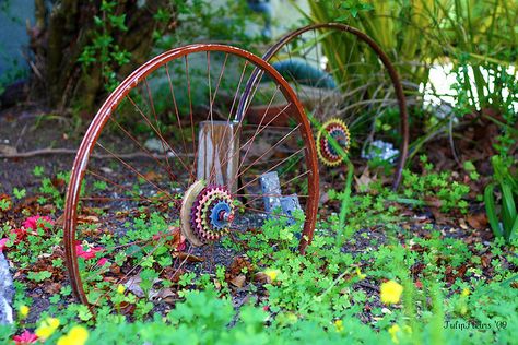 bike wheels may be easier to find. Love the spraypainted gears. Repurposed Bike, Vegetable Garden Planner, Bicycle Rims, Bike Wheels, Old Bicycle, Garden Junk, Garden Whimsy, Bicycle Wheel, Used Bikes