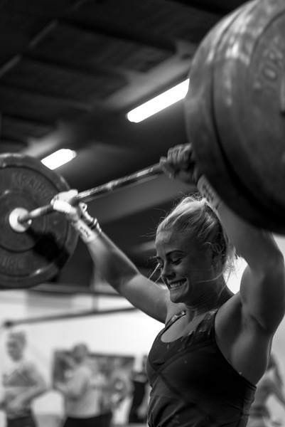 Crossfit Woman Aesthetic, Crossfit Vision Board, Lifting Girl Aesthetic, Crossfit Aesthetic Women, Crossfit Girl Aesthetic, Olympic Weightlifting Aesthetic, Lifting Weights Aesthetic, Lifting Aesthetic Women, Pullups Women