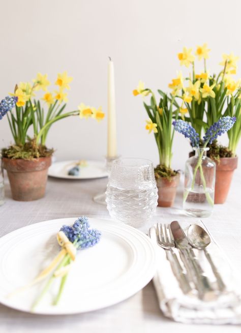 Brunch Table Setting - Brunch Ideas and Ricotta Toast Recipes Ricotta Toast Recipes, Easter Brunch Buffet, Diy Brunch, Brunch Table Setting, Jam Toast, Ricotta Toast, Diy Menu, Spring Table Settings, Brunch Table