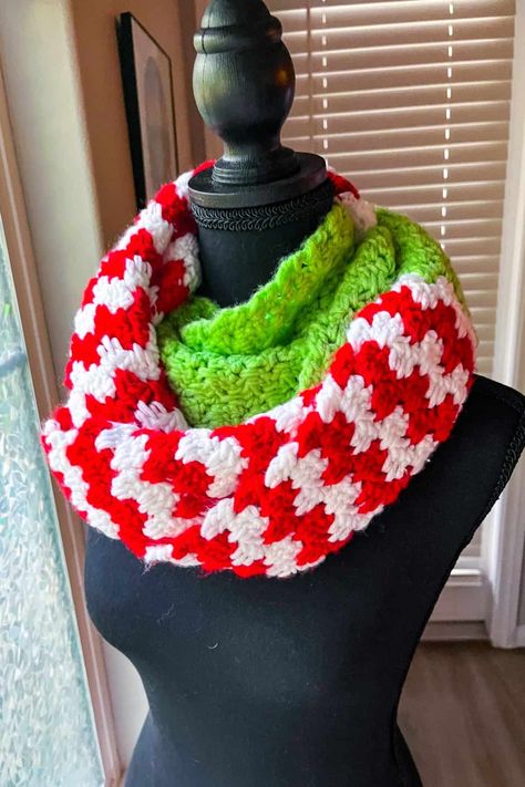 Grinch Crochet Scarf, Grinch Scarf Crochet Pattern Free, Crochet Christmas Scarf, Grinch Scarf, C2c Scarf, Granny Spike Stitch, Christmas Scarf Pattern, Homemade Scarves, Spike Stitch