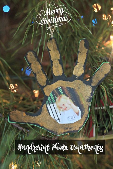 Kindergarten Christmas Party, Preschool Christmas Gifts, Diy Photo Ornaments, Creek Ideas, Picture Christmas Ornaments, Ornaments Diy Kids, Photo Christmas Gifts, Kindergarten Christmas, Handprint Ornaments