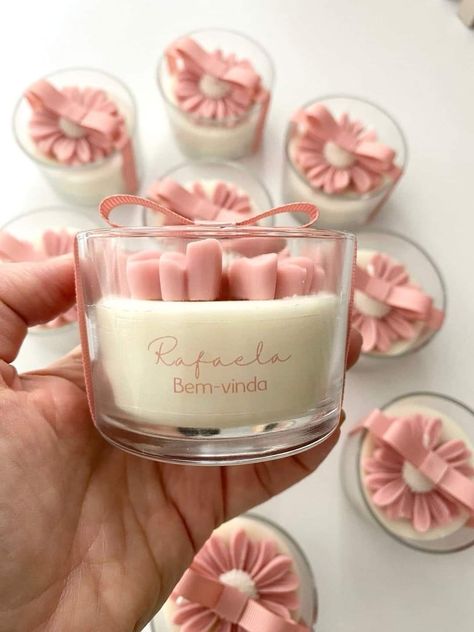 Diy Candles Video, Candle Making Recipes, Beeswax Candles Diy, Handmade Candles Diy, Diy Candles Homemade, Candle Wedding Gift, Soya Mumu, Homemade Scented Candles, Idee Cricut