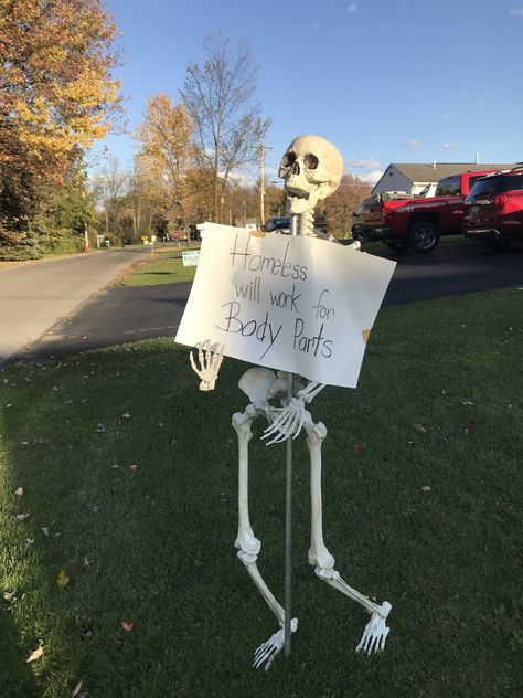 Awesome Outdoor Halloween Decorations, Halloween Yard Props, Skeleton Poses, Halloween Comics, Skeleton Ideas, Halloween Yard Displays, Halloween Camping, Halloween Lawn, Halloween Skeleton Decorations