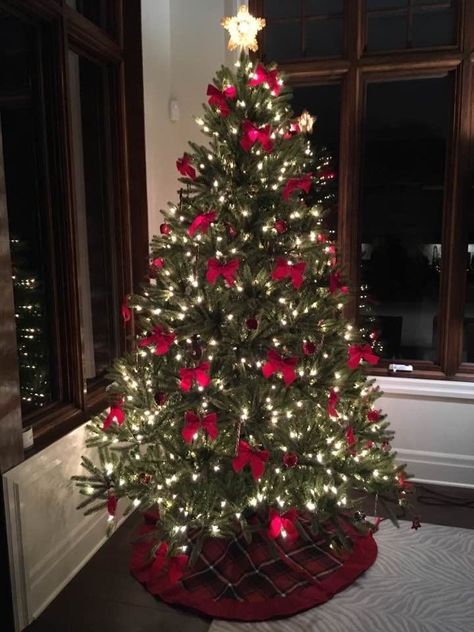 Corner Christmas Tree, Christmas Decorating Hacks, Christmas Tree Inspo, Christmas Dreaming, Christmas Tree Decorating Themes, Elegant Christmas Trees, Christmas Tree Decorations Diy, Christmas Themes Decorations, Christmas Interiors