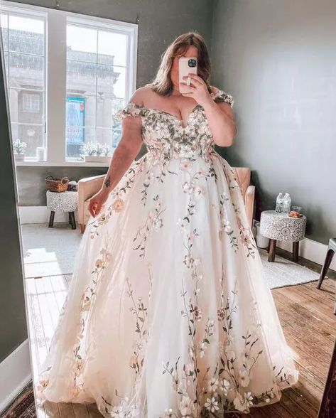 Lavender Ball Gown, Prom Dress Off Shoulder, Plus Size Prom Dress, Plus Wedding Dresses, Motifs Perler, Plus Size Prom, Fairy Wedding, Dress Off Shoulder, Wedding Dresses With Flowers