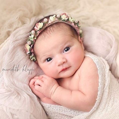 10 day old Harper #meredithklappphotography Baby Photography Poses, Foto Newborn, Baby Fotografie, Newborn Photography Poses, Newborn Baby Photoshoot, Baby Poses, Newborn Baby Photos, Cool Baby, Newborn Poses