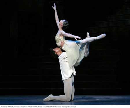 Tamara Rojo and Carlos Acosta in Romeo and Juliet Romeo And Juliet Ballet, Ballet Romeo And Juliet, Fumi Kaneko, Juliet Ballet, Carlos Acosta, Natalia Osipova, Ballet Essentials, Ballet Positions, Ballet Stuff