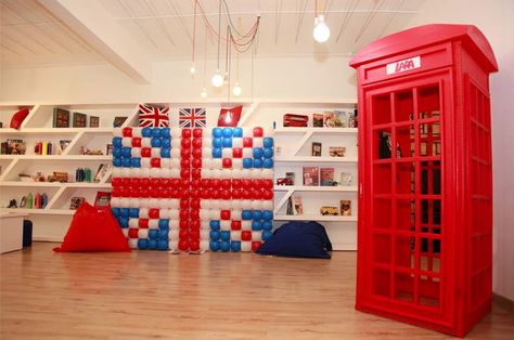 London Theme Birthday Party England Queen Union Jack Flag cupcakes cakes cake cake pops decorations flowers theme bus car big ben telephone booth red blue white London Theme Parties, Flag Cupcakes, British Themed Parties, Cake Cake Pops, England Party, England Queen, British Party, English Day, Decorations Flowers