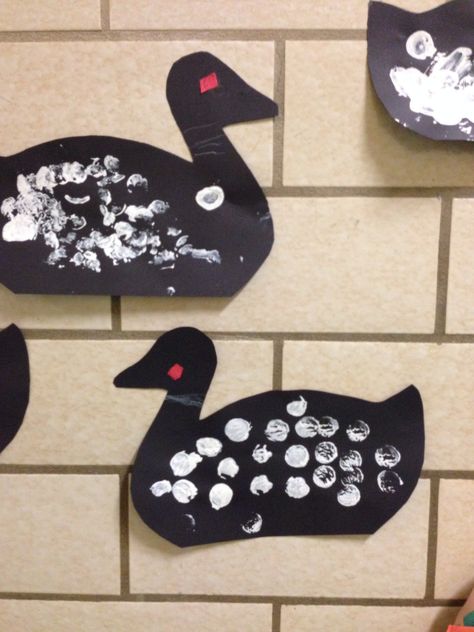 Loons are easy process art. Use wine corks and white paint! Lake Crafts Preschool, Canada Preschool, Minnesota Crafts, Easy Process Art, Summer Daycare, Canada Day Crafts, Daycare Themes, Prek Crafts, Canadian Animals