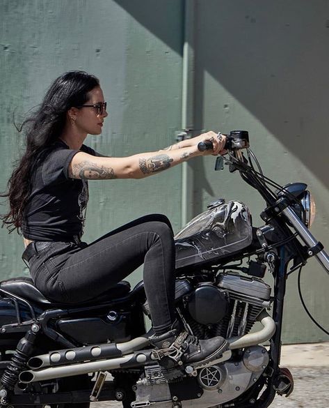 Biker Style Women, Biker Chick Outfit, Chick Outfit, Chicks On Bikes, Biker Photoshoot, Biker Aesthetic, Biker Lifestyle, Lady Riders, Hot Bikes