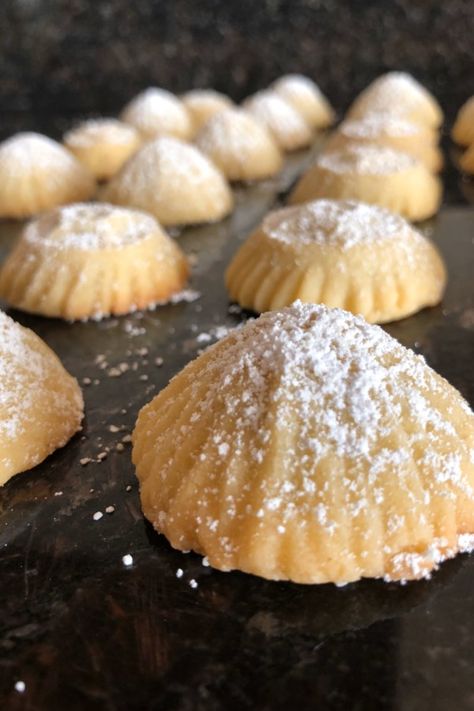 Ma'amoul (Lebanese Date Cookies) | "They take time to make, but are not very difficult. Wooden ma'amoul molds give them their distinctive decorative shapes." #cookies #cookierecipes #bakingrecipes #dessertrecipes #cookieideas Easy Xmas Cookies, Strawberry Jam Bars, Lebanese Baklava, Date Filled Cookies, Bars With Caramel, Maamoul Recipe, Lebanese Food Recipes, Pistachio Tart, Cookies Pudding