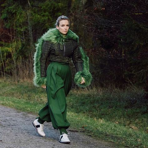 (c) @jodiecomersource Killing Eve Villanelle Outfit, Villanelle Outfits, Jodi Comer, Killing Eve Villanelle, Eve Polastri, Eve Villanelle, Show Characters, Character Fashion, Style Bundle