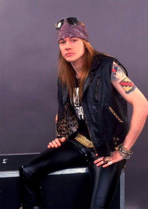 20 Amazing Photos Of A Young And Hot Axl Rose In The 1980s Muzică Rock, Axel Rose, Belly Top, 80s Hair Bands, Sweet Child O' Mine, Duff Mckagan, Rose Fashion, Axl Rose, Marilyn Manson