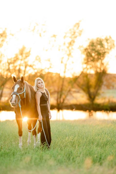 Senior Horse Photography, Horse Shoot, Horse Photoshoot Ideas, Equine Photography Poses, Horse Senior Pictures, Horse Trails, Ranch Horses, Horse Nutrition, Cute Senior Pictures