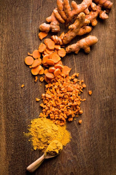 4 HEALING RECIPES WITH TURMERIC -- And why Turmeric is good for you! More recipes and cooking tips at blog.hellofresh.com Turmeric Benefits For Skin, Spices Photography, Turmeric Spice, Turmeric Water, Turmeric Health, Turmeric Recipes, Turmeric Health Benefits, Healing Recipes, Resep Diet