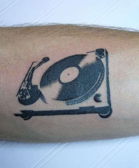 Turntable tattoo.....COOL! #music #tattoo #turntable #skinart #bodyart #musicink http://www.pinterest.com/TheHitman14/music-tattoosbody-art-%2B/ Dj Turntable Tattoo, 70s Music Tattoo, Turn Table Tattoo, Dj Tattoo Ideas For Men, Turntable Tattoo, Speaker Tattoo, Audio Tattoo, Cd Tattoo, Vinyl Record Tattoo