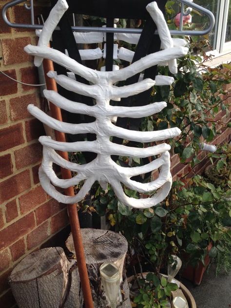 Closeup of rib cage construction Diy Rib Cage Costume, Paper Mache Ribcage, Diy Rib Cage Halloween, Skeleton Corset Rib Cage, Diy Rib Cage, Bones Costume, Monster Skeleton, Diy Halloween Costumes For Girls, Skeleton Ribs