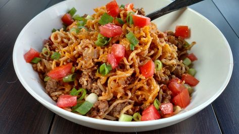 Cheeseburger Ramen Casserole, Cheeseburger Ramen, Ramen Casserole, Chicken Thights Recipes, Veggie Dinners, Keto Paleo Diet, Noodles Recipes, Pasta Noodle Recipe, Ramen Noodle Recipes