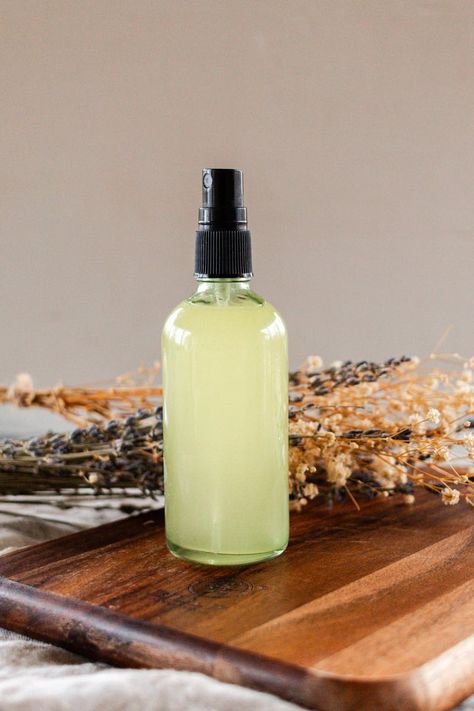 Whole Body Deodorant Spray Diy Spray Deodorant Recipes, Lemon Deodorant, Homemade Toiletries, Natural Deodorant Recipe, Diy Natural Deodorant, Diy Lotions, Deodorant Recipe, Diy Lemonade, Body Deodorant