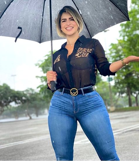 Hottie Women, Fashionista Clothes, Curvy Women Jeans, Curvy Jeans, Hollywood Fashion, Curvy Girl Outfits, Curvy Girl Fashion, Umbrella, Girl Fashion