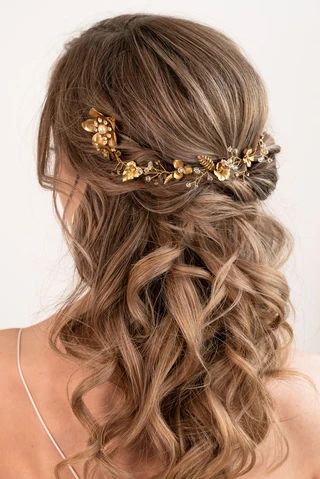 Yule Ball Hair, Boho Chique, Bridal Hair Inspiration, Ball Hairstyles, Gold Hair Accessories, Dance Hairstyles, Peinados Fáciles Para Cabello Corto, Wedding Hair Inspiration, Hoco Hair Ideas