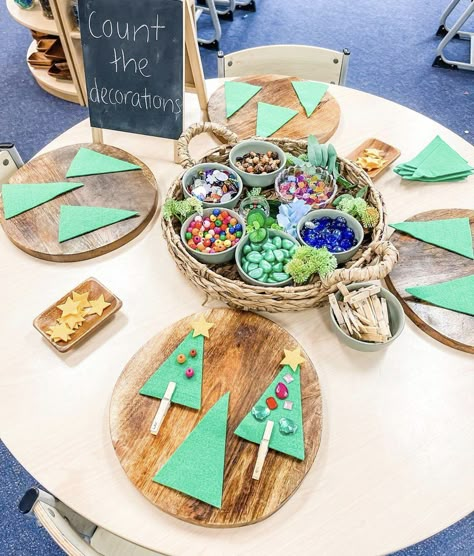 Loose parts/Counting Christmas Loose Parts Preschool, Loose Parts Christmas Tree, Kindy Christmas Activities, Xmas Maths Eyfs, Christmas Craft Early Years, Loose Parts Christmas Ideas, Reggio Emilia Winter Activities, Christmas Loose Parts Play, Reggio Inspired Christmas Activities