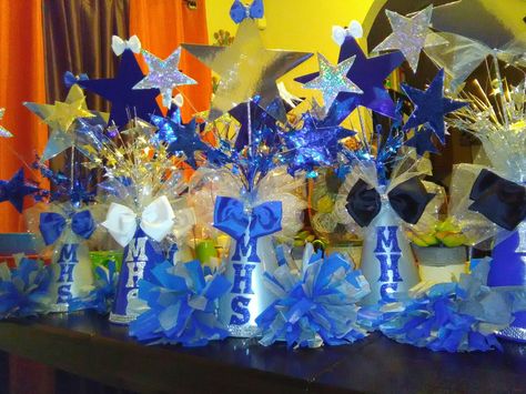 Cheer banquet centerpieces with pom poms Cheer Banquet Ideas Table Centerpieces, Cheer Banquet Centerpieces, School Centerpieces, Cheerleader Party, Basketball Banquet, Crystal Centerpieces Wedding, Reunion Centerpieces, Pep Squad, Banquet Table Decorations