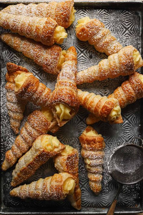 Italian Cream Horns, Cream Horns Recipe, Cream Filled Puff Pastry, Italian Pastry Cream, Italian Breads, Filled Puff Pastry, Italian Treats, Pastry Treats, Church Recipes