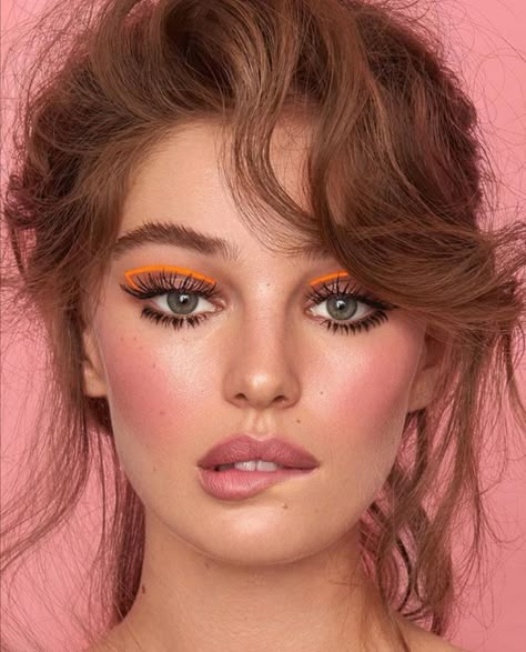 70s Makeup Look, Disco Makeup, Look Disco, Orange Eye Makeup, 70s Makeup, 80s Makeup, 70s Hair, Eye Makeup Looks, Bright Makeup