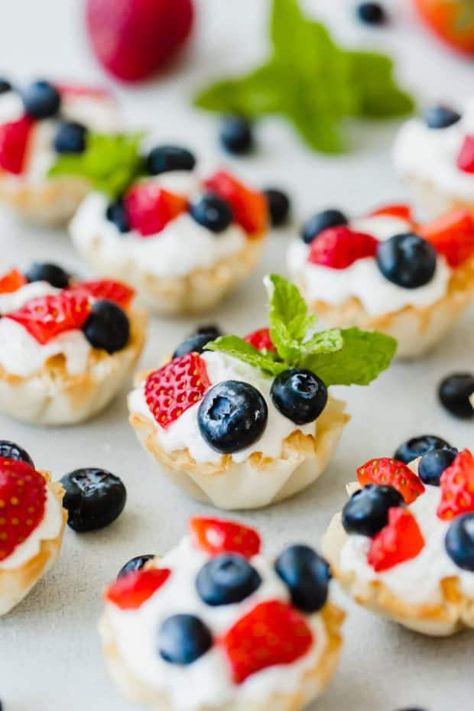 The perfect finger food for summer... Greek Yogurt Fruit Bites. Fillo shells filled with a silky smooth greek yogurt whipped cream and topped with fresh blueberries and strawberries. This beautiful dessert is perfect as an appetizer or dessert! Get the full recipe at saltandbaker.com #saltandbaker #fingerfood #fingerfoods #4thofjuly #greekyogurt #fruit #fingerfoodsforparty Greek Yogurt Whipped Cream, Summer Side Dishes Recipes, Picnic Side Dishes, Summer Pasta Salad Recipes, Whipped Yogurt, Phyllo Cups, Berry Recipes, Vegetable Side Dishes Recipes, 4th Of July Desserts