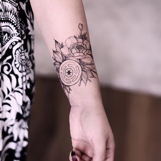 Hecate’s wheel symbol for @nata_vedana 🌙 Hekate Tattoo, Dandelion Bird Tattoos, Diana Severinenko, Small Feminine Tattoos, Wheel Tattoo, Human Canvas, Symbol Tattoos, Feminine Tattoos, Symbolic Tattoos