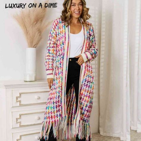 Retro Knit Bright Colorful Fringe Hem Longline Duster Sweater Cardigan Rainbow (Plus Size Available) This Cozy Upgraded Classic Longline Cardigan Is A Timeless Wardrobe Staple. Effortless Pairing With Your Favorite Tops And Jeans. The White Knit With Contrasting Bright Bold Colors Will Add That Touch Every Outfit Is Missing. Fringe Bottom Hem Gives A Bohemian Retro Vintage Vibe. Open Front With Long-Sleeves Featuring A Ribbed Trim. Perfect Sweater Jacket For Fall & Winter Shopping, At The Office Color Calipso, Front Fringe, Style Casual Chic, Winter Typ, Cardigan Kimono, Maxi Dress Formal, Clothes Style, Open Front Cardigan, Formal Evening Dresses