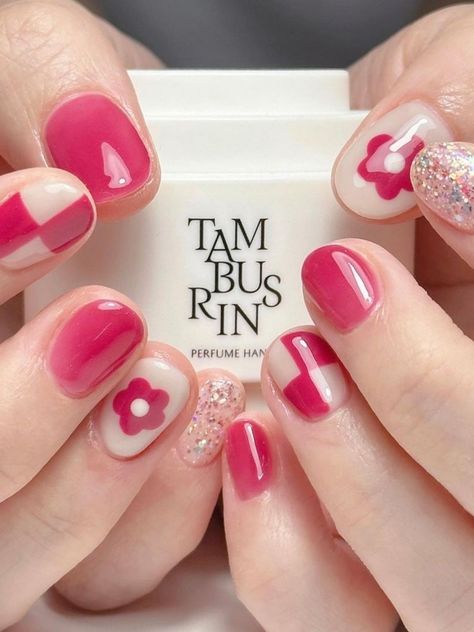 hot pink Korean jelly nails with cute accents Bold Nails Short, Short Nail Pink Designs, Short Korean Nail Art, Cute Jelly Nails Korean, Nail Art Pink Nude, Pink Nail Art Simple, Summer Korean Nails, Nail Art Simple Pink, Pink Nail Short