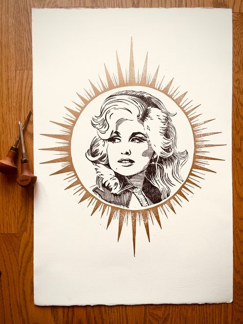 Celebrate the queen of country music. This Dolly Parton print was hand carved from a linoleum block drawing inspiration from her striking beauty, confidence, and kind smile. The American Icon is printed in striking black ink surrounded by a golden sunburst.  Product dimension: 16in. X 20in.  Each print is made to order. In order for the ink to dry properly, there is a 1-2 week processing time. Because of the hand printed process each print may have slight variations. Each print comes numbered and signed in pencil on the front.  Your print comes to you lovingly packaged and protected in tissue paper inside a sturdy mailing tube to ensure that it arrives safely. Dolly Parton Fan Art, Dolly Parton Print, Dolly Parton Art Prints, Dolly Parton Drawing Easy, Dolly Parton Drawing, Dolly Parton Art, Dolly Parton Aesthetic, Dolly Parton Tattoos, Simple Portrait