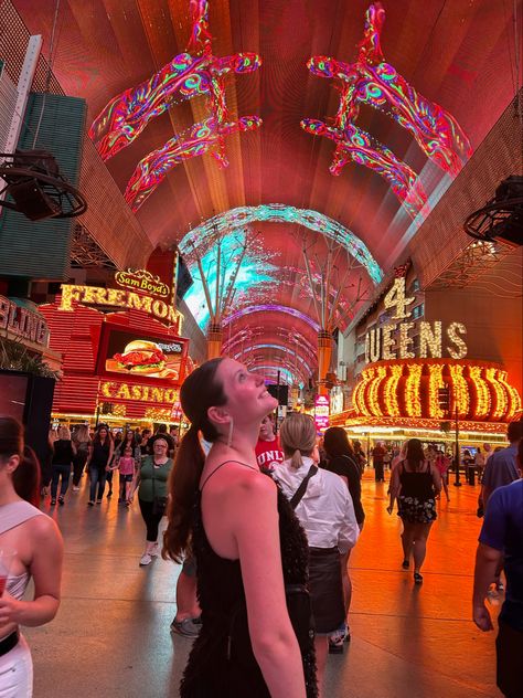 Vegas Night Pictures, Fremont Street Las Vegas Outfit, Vegas Strip Photo Ideas, Las Vegas Pics, Vegas Strip Pictures, Vegas Couple Pictures, Freemont Street Las Vegas Outfit, Vegas Birthday Trip, Las Vegas 21st Birthday