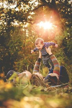 6 Month Baby Picture Ideas, طفلة حديثة الولادة, Cute Family Pictures, Cute Family Photos, Family Photos With Baby, Family Photoshoot Poses, Fall Family Portraits, Baby Fotografie, Family Picture Poses