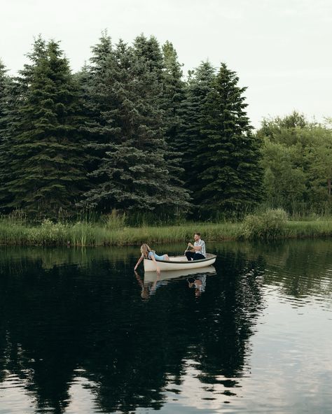 The Notebook rowboat engagement photos. Lake engagement paddle boat. Wooden Row Boat, Boat Engagement Photos, Engagement Photos Lake, Boat Engagement, Lake Engagement Photos, Lake Photoshoot, Maternity Ideas, Lake Engagement, Paddle Boat