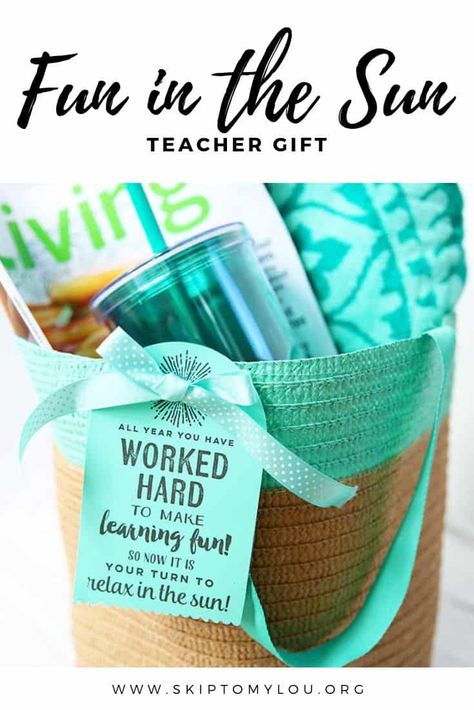 Here is a fun in the sun end of year teacher gift.  This summer beach tote filled with goodies is the perfect way to say thank you to your child's teacher for a year of hard work. Grab a cute summer tote and fill with fun things to take to the pool or beach! #endofschool #teachergifts #printables Teacher Gift Printables, Teacher End Of Year, Teachers Diy, Themed Gift Baskets, Diy Gift Baskets, Presents For Teachers, School Teacher Gifts, Cadeau Diy, Staff Appreciation