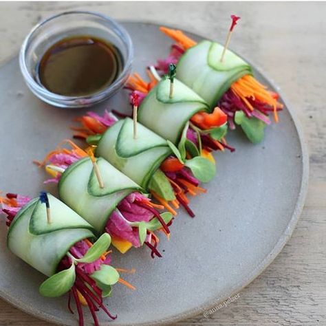 Throwback Thursday! 🤗Cucumber rainbow rolls with beets, watermelon radish, yellow pepper, carrots, sunflower sprouts, and a tamari sesame dipping sauce. Basically you use a mandoline to slice the cucumber and then roll it up with the veggies. If you want detailed instructions on how to make these rolls, the recipe is in the Main Street Vegan Academy Cookbook. #rainbowrolls #makesmewhole #feedfeed #freshfood #eatyourveggies #veggielover #nourishyourbody #eattherainbow Cucumber Wrap, Sunflower Sprouts, Cucumber Rolls, Watermelon Radish, Yellow Pepper, Vegan Appetizers, Raw Vegan Recipes, Clipuri Video, Raw Vegan