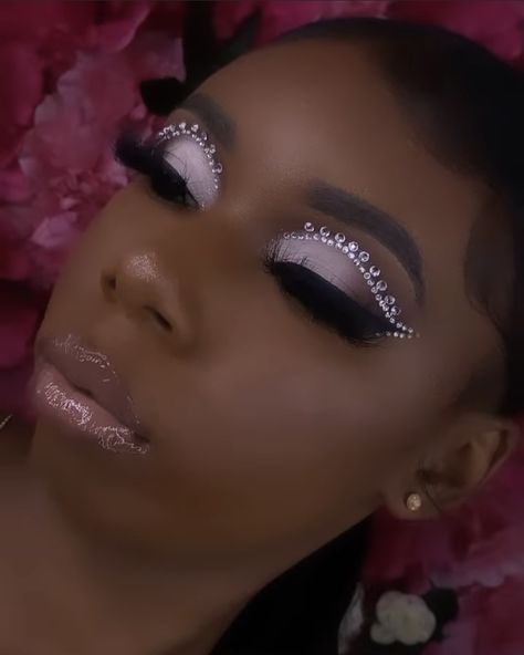 Rhinestone Eyeshadow Look, Sliver Makeup, Makeup With Eyeshadow, Flawless Face Makeup, Applying Eyeshadow, Birthday Makeup Looks, Face Beat Makeup, Brown Girls Makeup, Glitter Makeup Looks