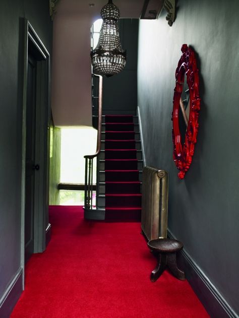 Grey Hallway, Black Stairs, Red Floor, Stair Carpet, Carpet Ideas, Interiors Inspiration, Bedroom Furnishings, Modern Staircase, Beige Carpet