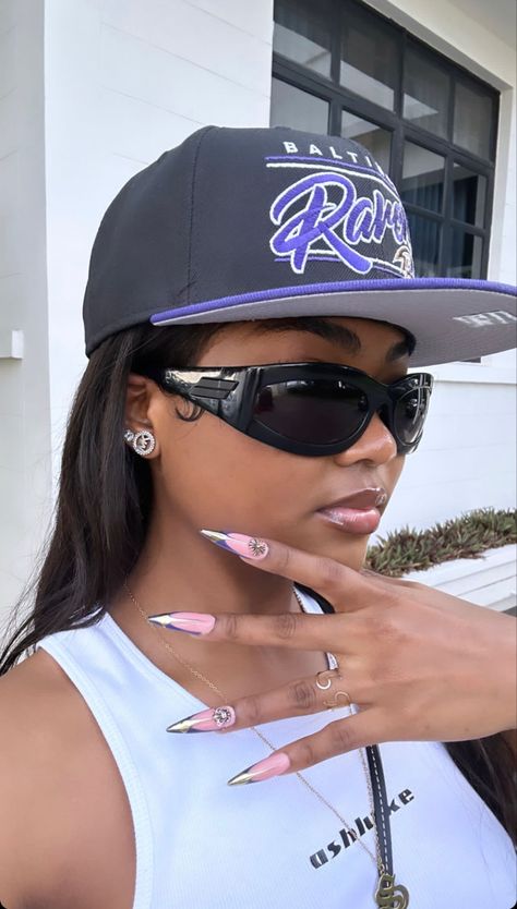 Straight Cap Outfit, Fitted Caps Outfit Black Women, Y2k Sunglasses Outfit, Fitted Cap Aesthetic, Fitted Cap Outfit Black Women, Pics Nails, Cool Pics, Dark Sunglasses, Cap Outfit