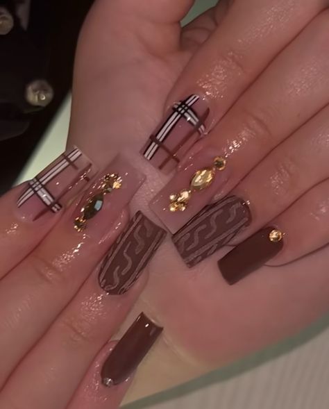 some fall / brown inspo for thanksgiving 😌 #nailtech #nailxster #inspo #brownnails #square #fall #naildesign #naildesigns #acrylicflower #bloominggel #frenchtips #frenchiesofinstagram #frenchie Shorties Nails Fall Colors, Fall Naildesign, Short Square Nails Fall, Coffin Fall Nails, Fall Nails Short, Freestyle Nails, Fall Baddie, Short Square Nails, Classic Nails